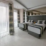 Crowned Отель