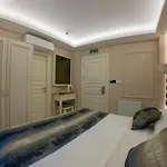 Отель Crowned 3*