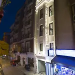 Crowned Отель