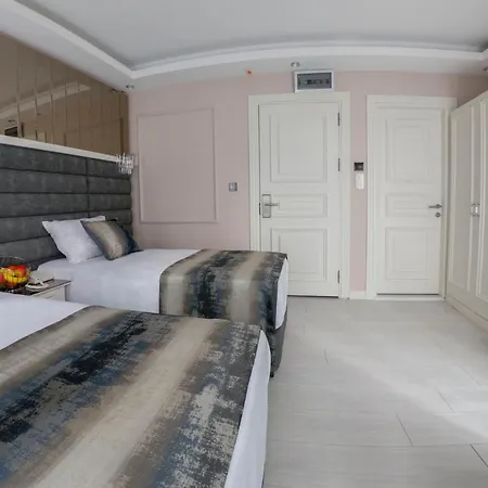 Crowned Hotel
