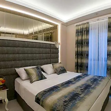 Отель Crowned 3*