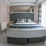 Crowned Hotel