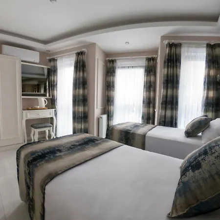 Crowned Hotel
