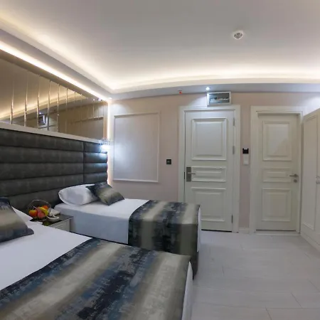 Hotel Crowned