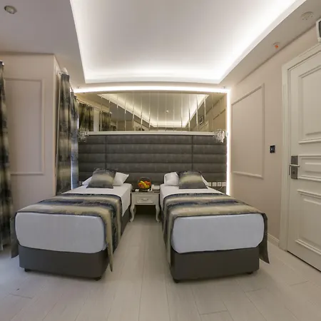 Hotel Crowned